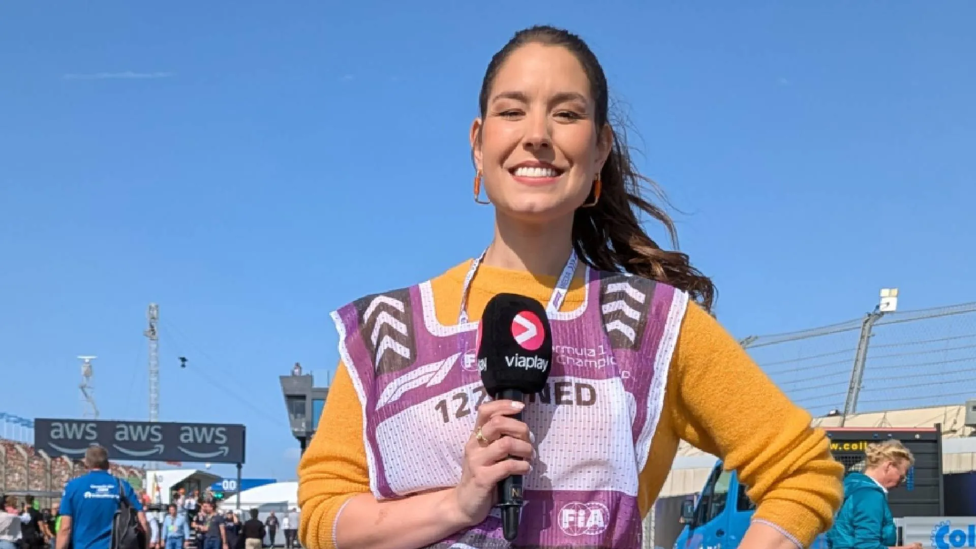 Is Amber Brantsen stiekem Ferrari-fan? Presentatrice bekent kleur met luchtige outfit (video)