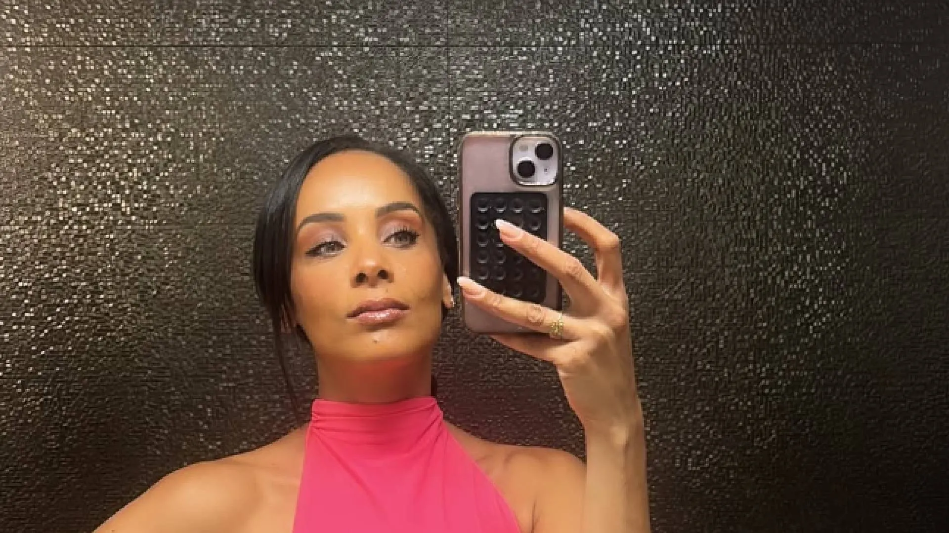 Dyantha Brooks verloor 30 kilo en ziet er nu zó uit: presentatrice showt trots haar fitte lijf (video)