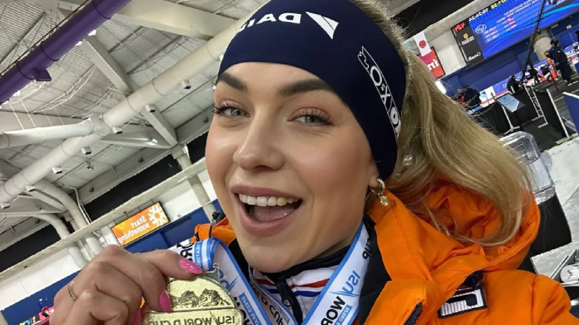 Joy Beune en Antoinette de Jong vormen heerlijk triootje tijdens afgelegen schaatstoernooi (foto)