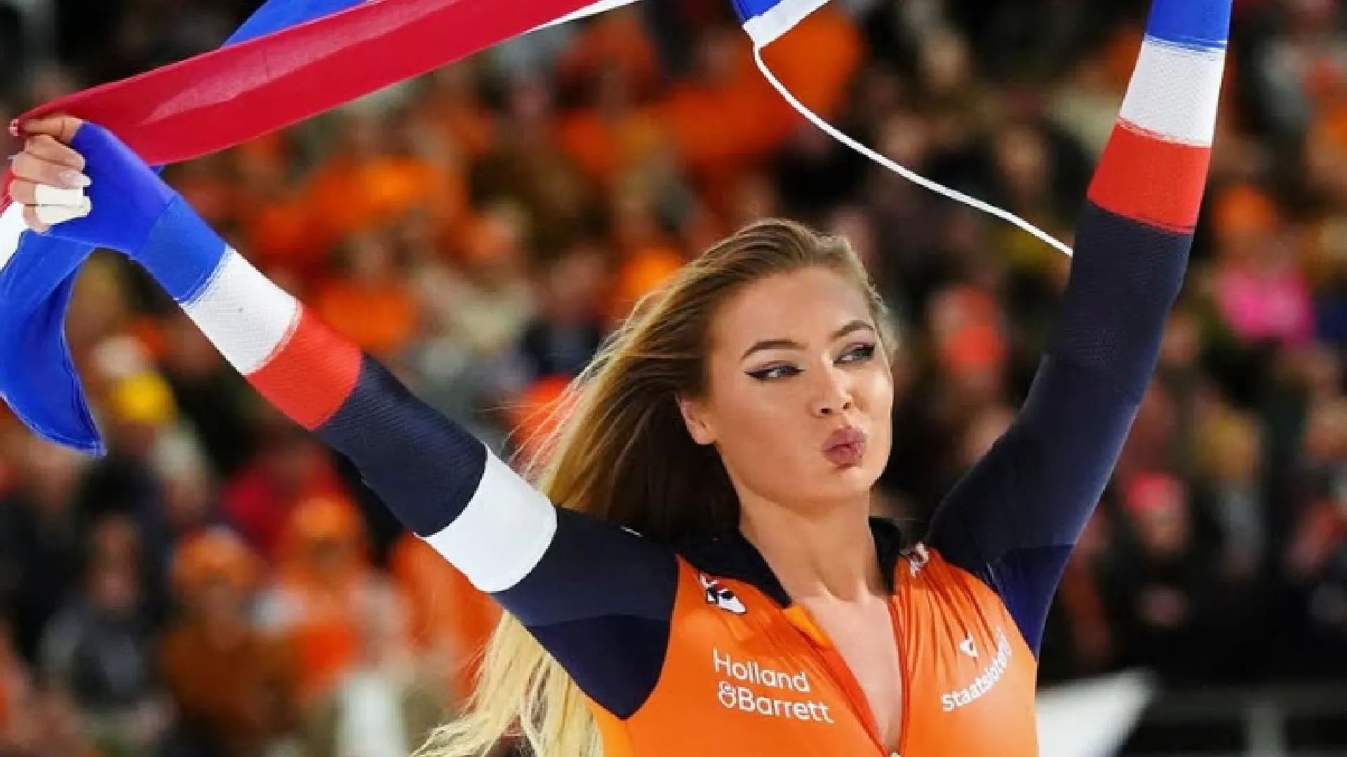 Jutta Leerdam gaat plat op haar buik liggen en Jake Paul schreeuwt het uit  (video)