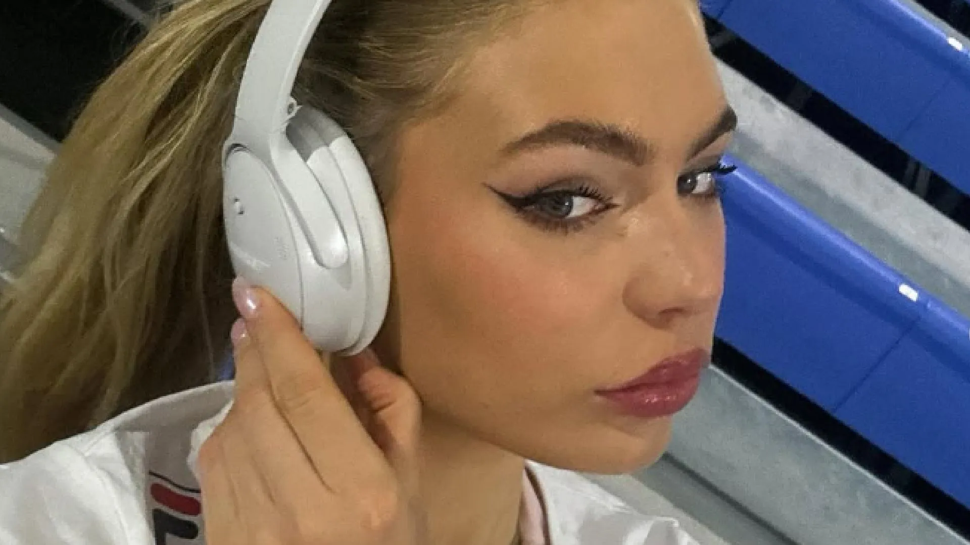 Jutta Leerdam bewijst dat haar achterbumper nóg ronder geworden is met vlugge selfie op toilet (foto)
