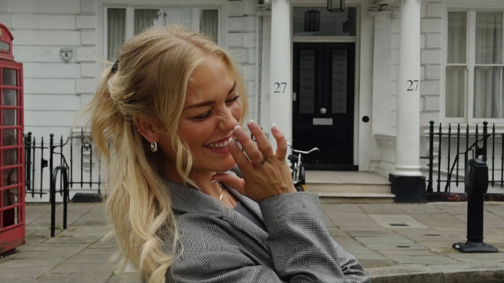 Influencer Marijn Kuipers laat zich met mes bewerken door vriendje Dave Roelvink (video)