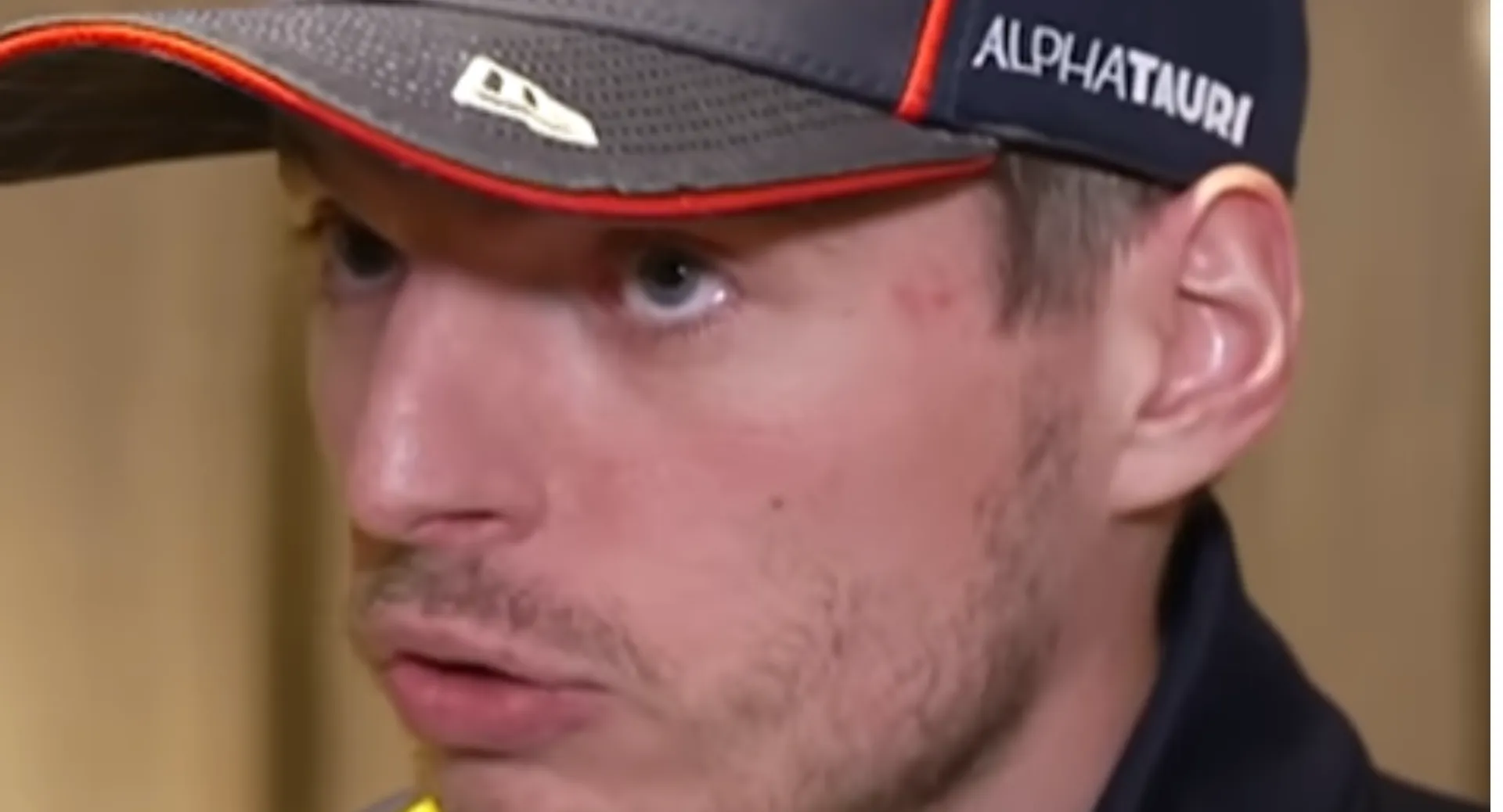 Max Verstappen liegt dat hij barst tijdens interview vlak voor opening nieuw F1-seizoen (video)