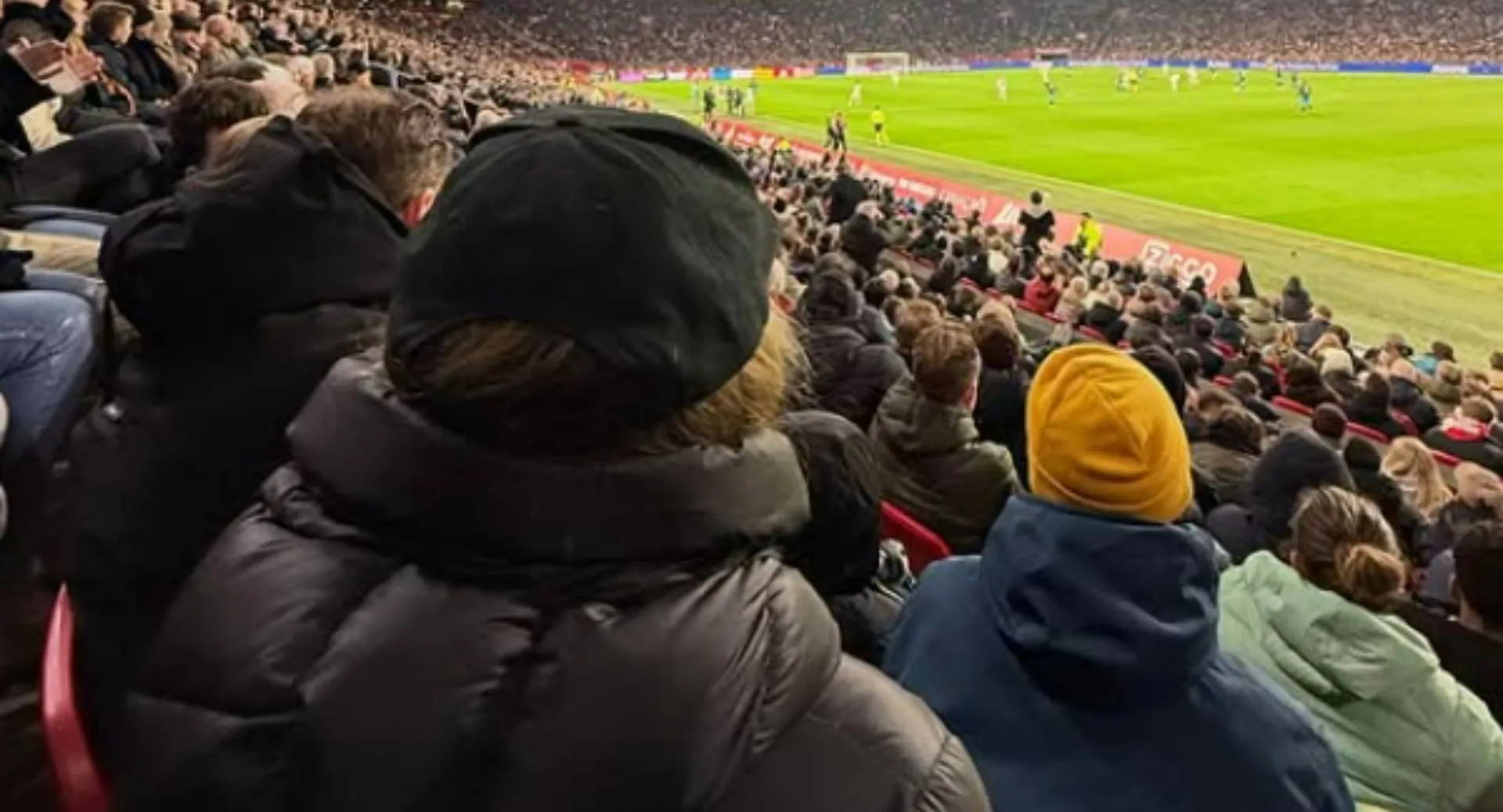 Opvallend: Ernstig bedreigde Astrid Holleeder (moeder Miljuschka Witzenhausen) zat stiekem op tribune bij Ajax