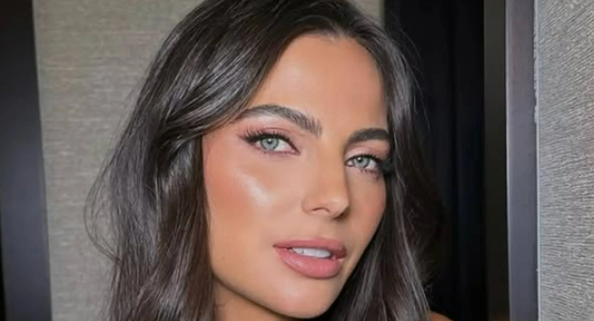 Kelly Piquet knalt zowat uit haar broek tijdens nachtelijke sessie (foto's)