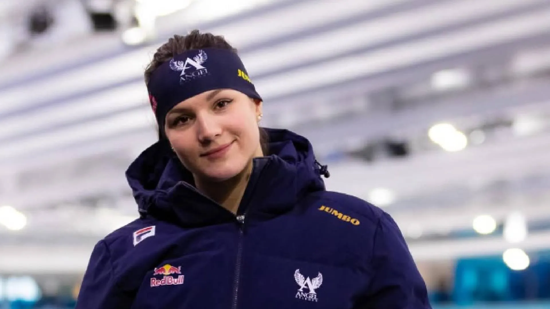 Schaatsster Angel Daleman wordt van achterkant gefilmd terwijl ze dansje doet: "Goeie outfit" (video)