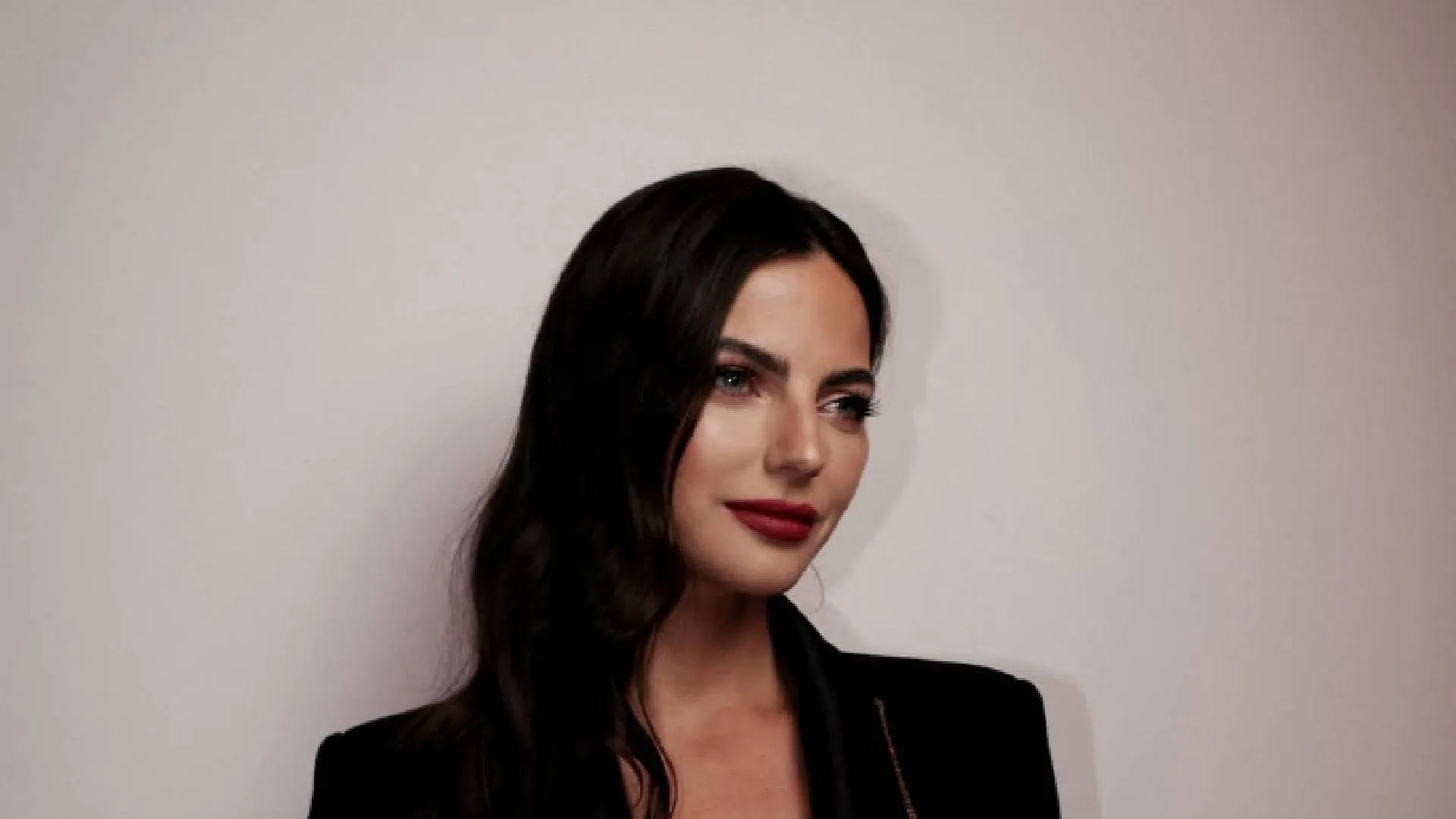 Kelly Piquet doet boekje open over langdurige ziekte en haarverlies: "Werd steeds maar niet beter"