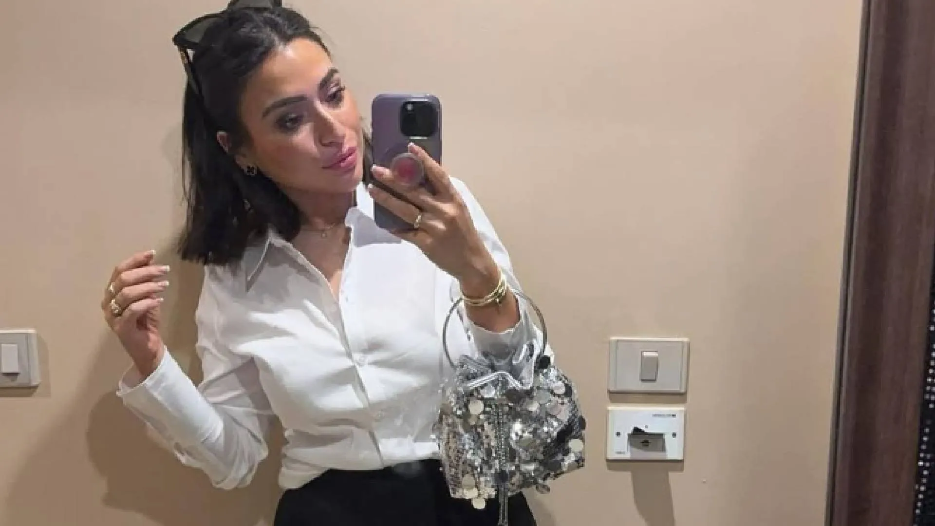 Lale Gül geeft diep inkijkje en laat zich van achteren vertroetelen (video)