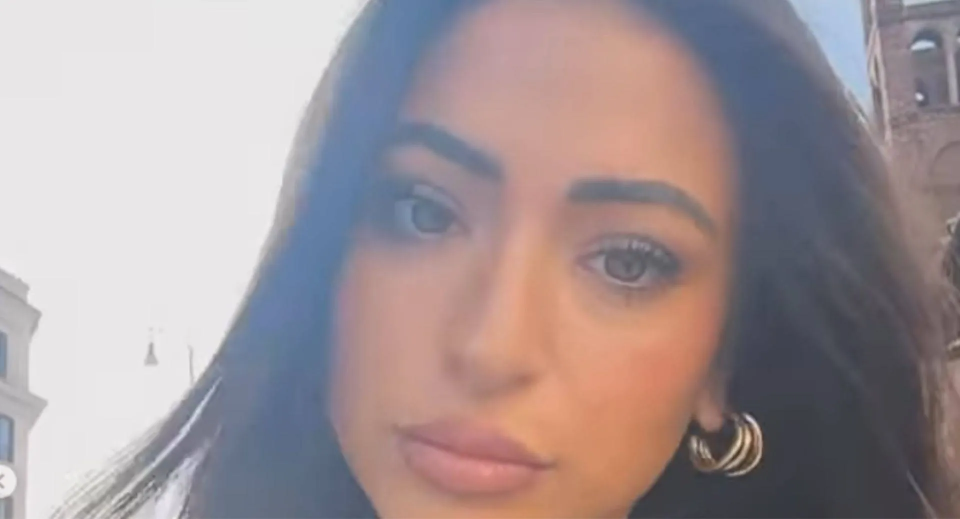 Lale Gül knalt aan beide kanten uit haar outfit tijdens tripje naar warm land (video)