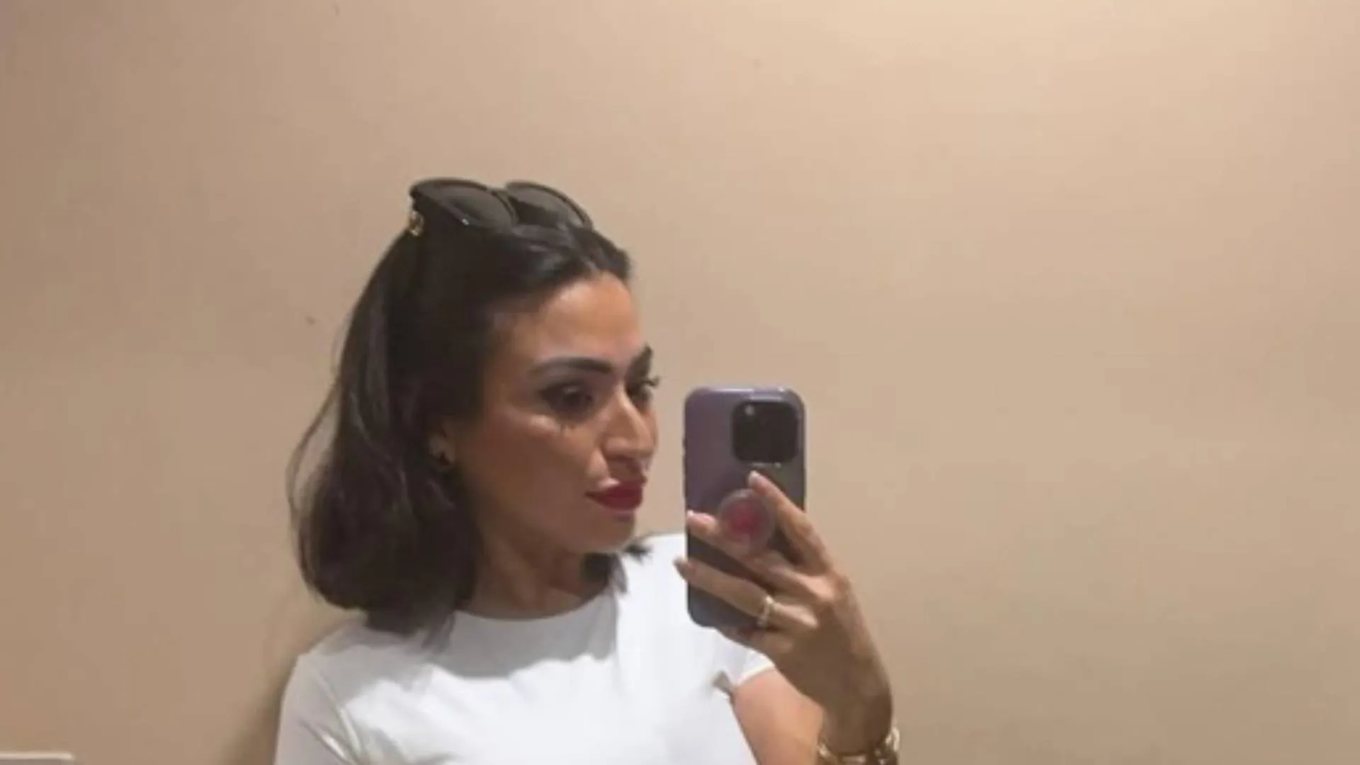Wat: Lale Gül verdient grof geld met verkopen van gedragen ondergoed en foto's van voeten (video)