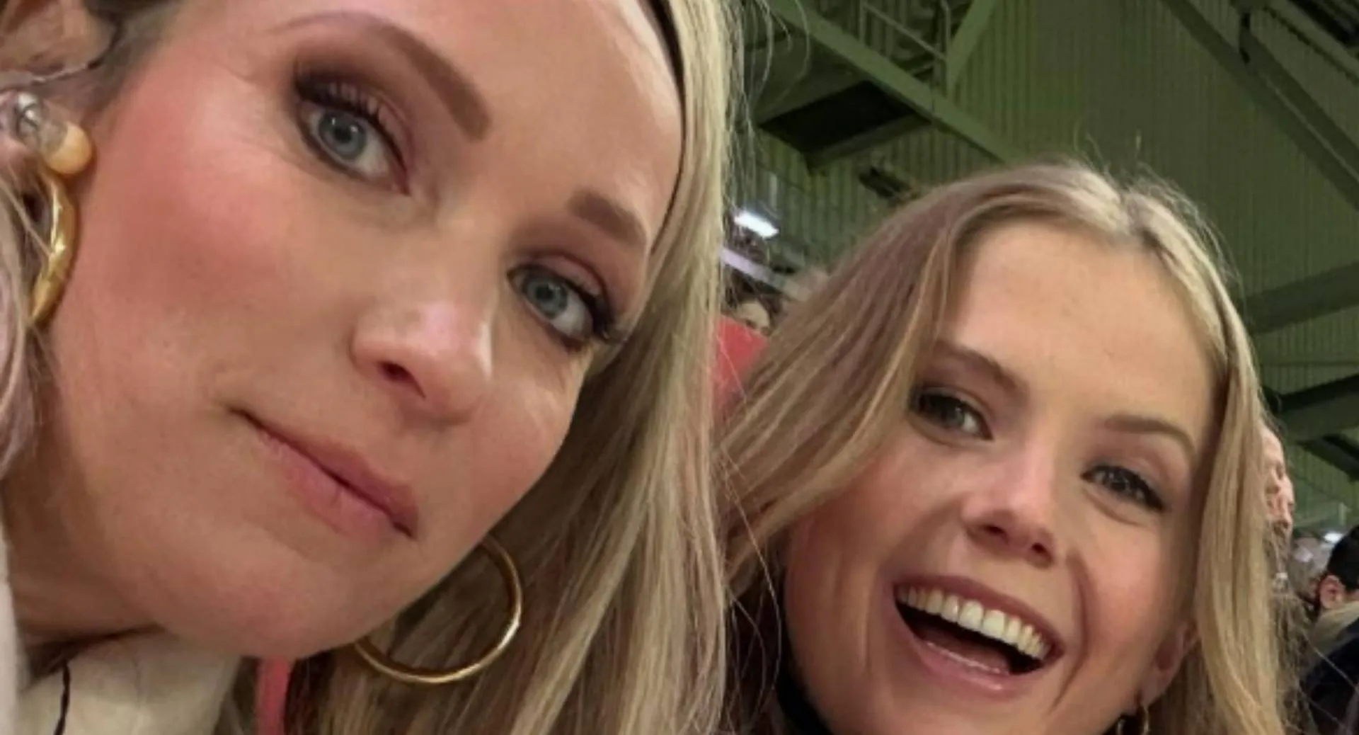 Hélène Hendriks en Noa Vahle verwennen elkaar met zoet tussendoortje in voetbalstadion (foto)