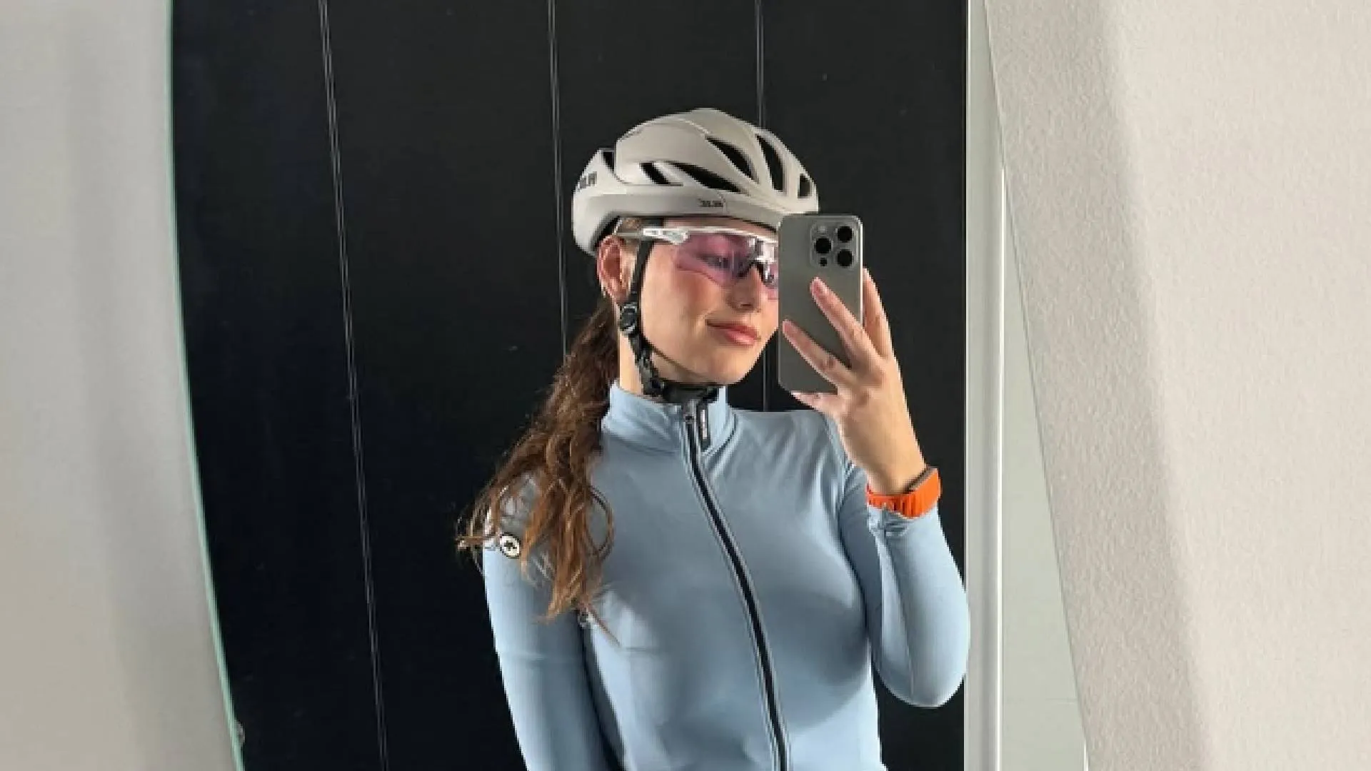 Wielrenster Puck Moonen laat zich óveral filmen en onthult prachtig verborgen talent (video)