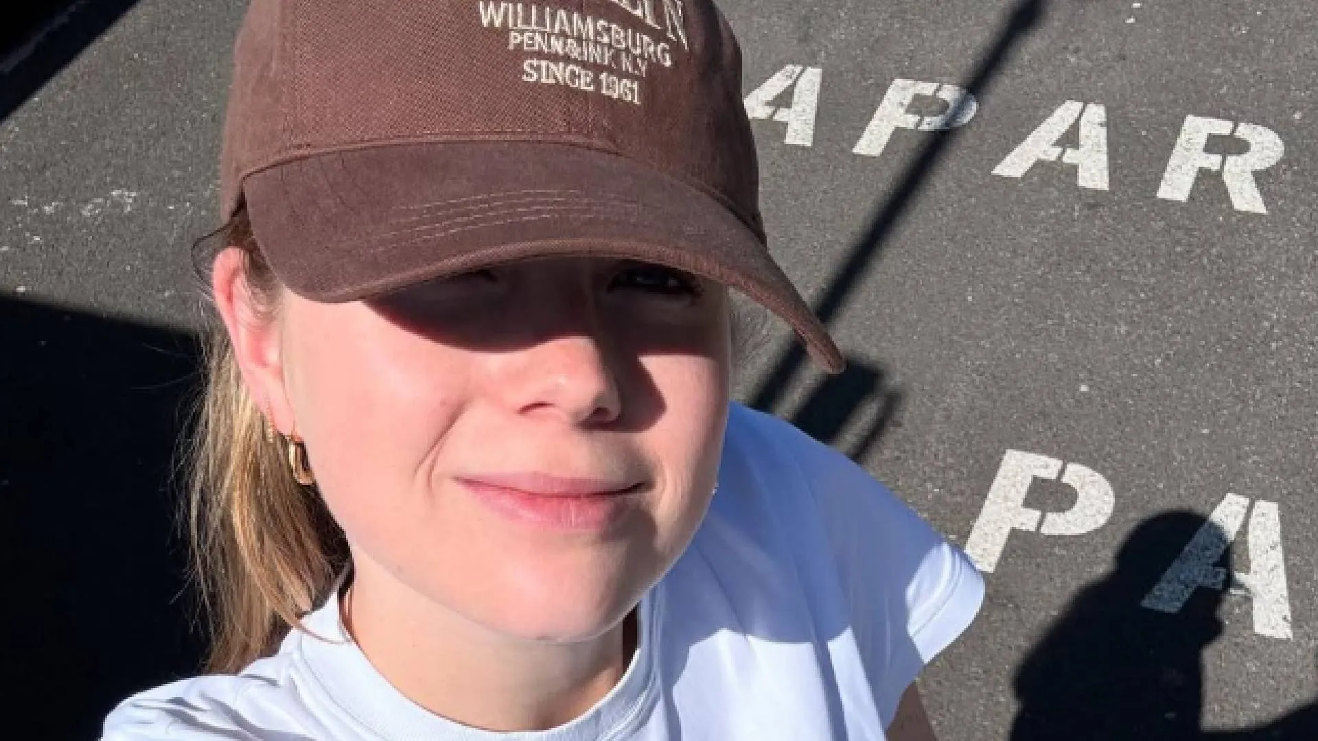 Noa Vahle laat vingers langs enorme paal glijden in privé video