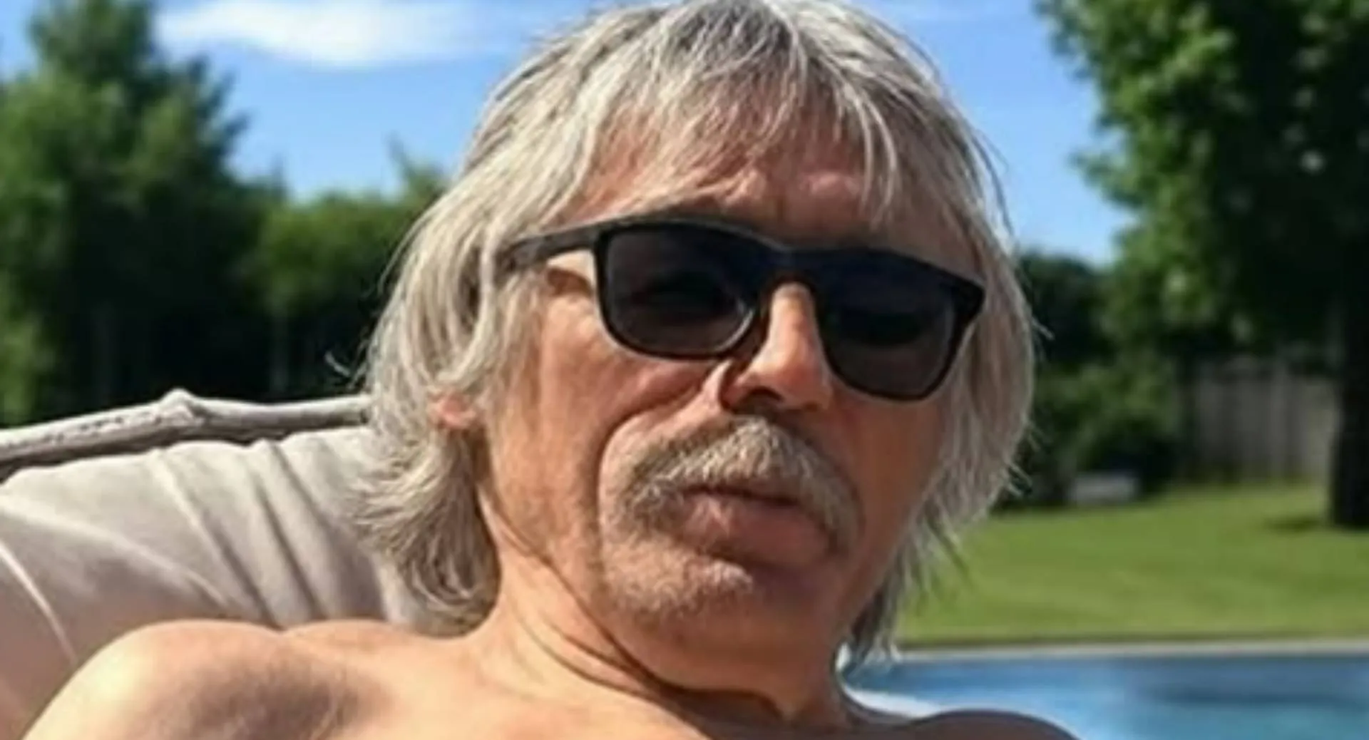 Echte vrienden: Johan Derksen poseert ongeschoren met John de Bever op deze innige selfie