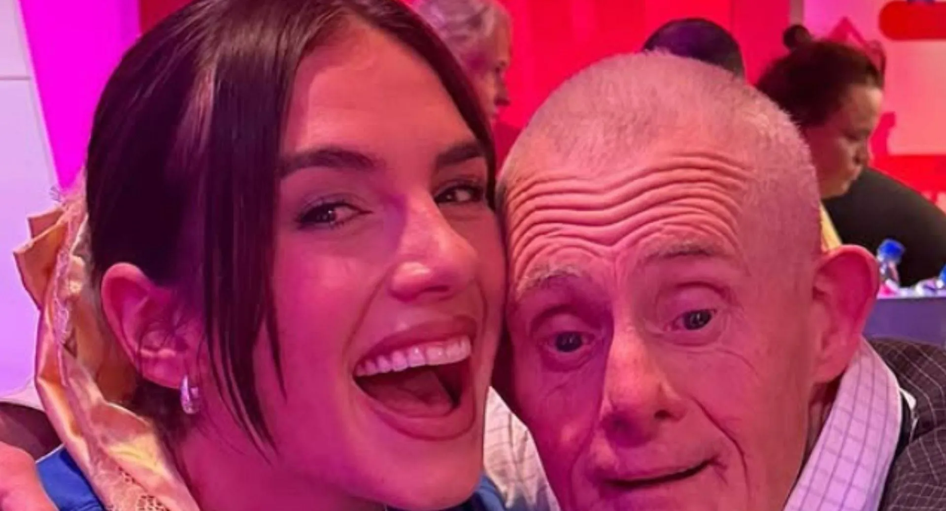 Maan de Steenwinkel krijgt kritiek op foto in kort rokje: "Alsof je Onlyfans gratis is"