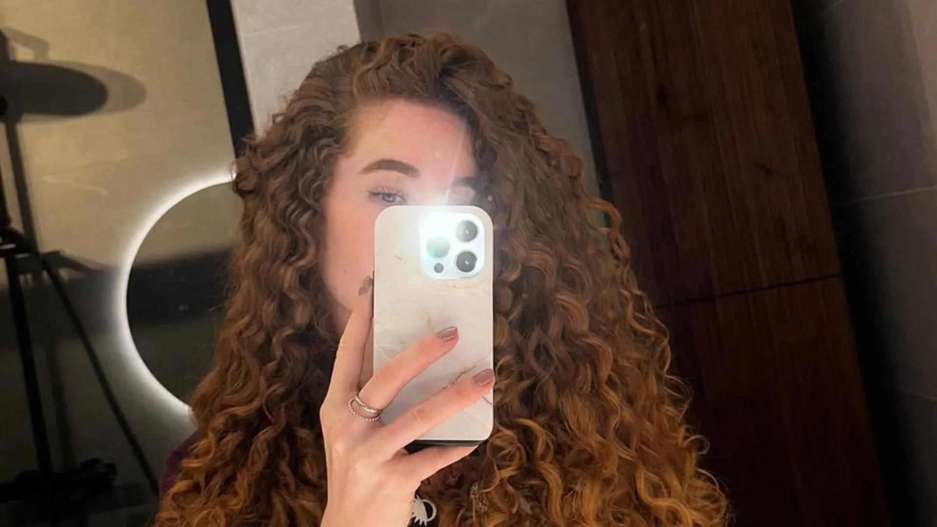 Schaatsster Michelle de Jong omringt rood tuitje met volle lippen en is er helemaal ondersteboven van
