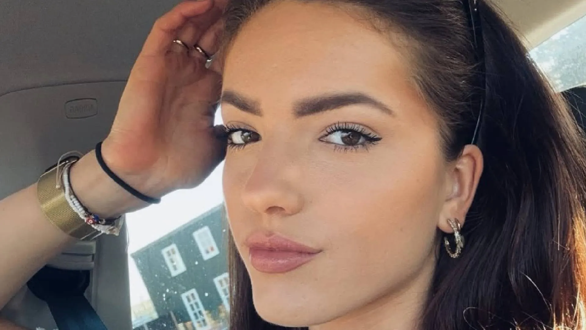 Opvallend: Schaatsster Pien Hersman deelt heerlijke selfie in sportschool tussen paar zware jongens