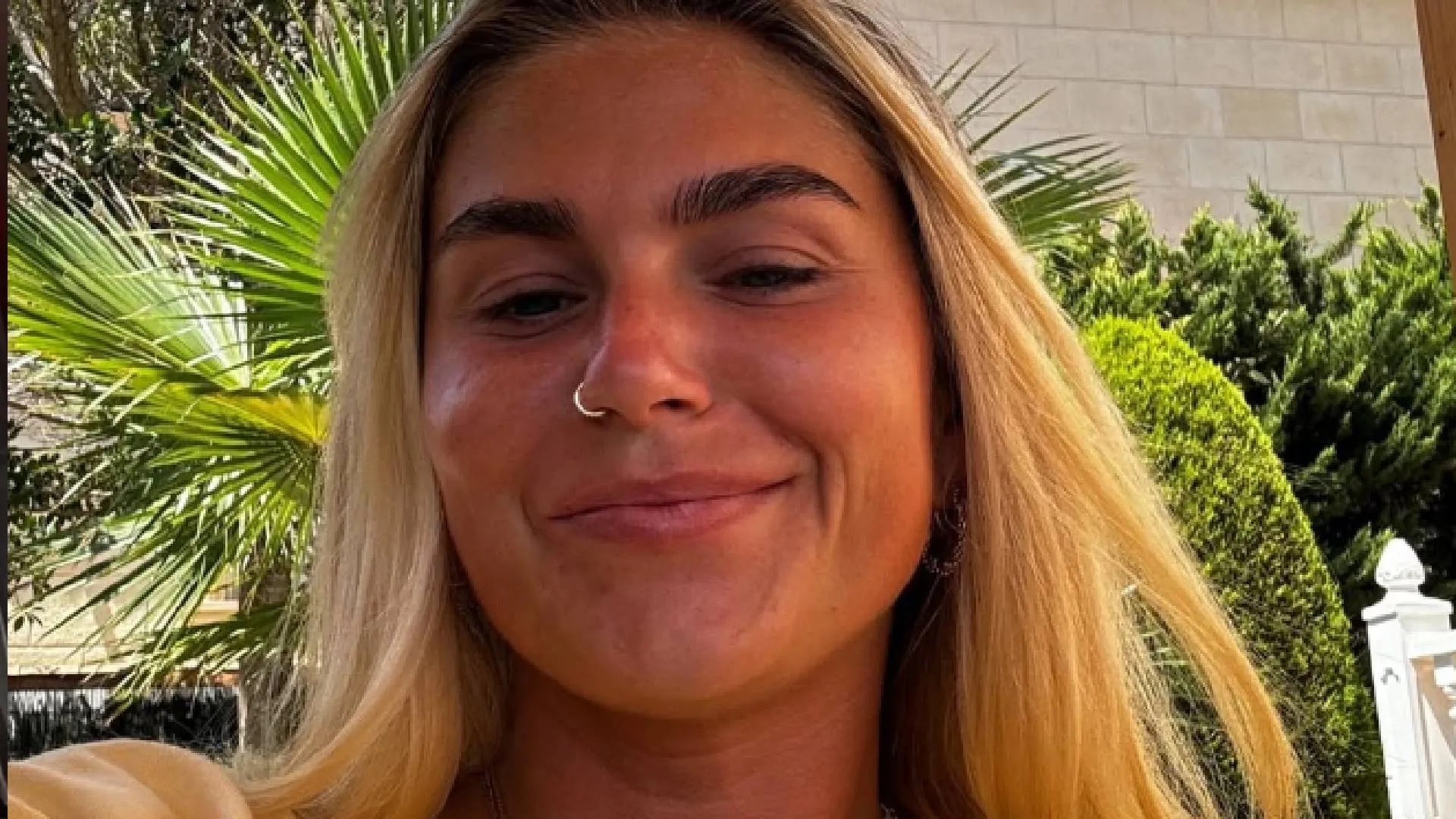 Roxeanne Hazes en Monique Westenberg maken identieke selfie in bikini tijdens zonvakantie