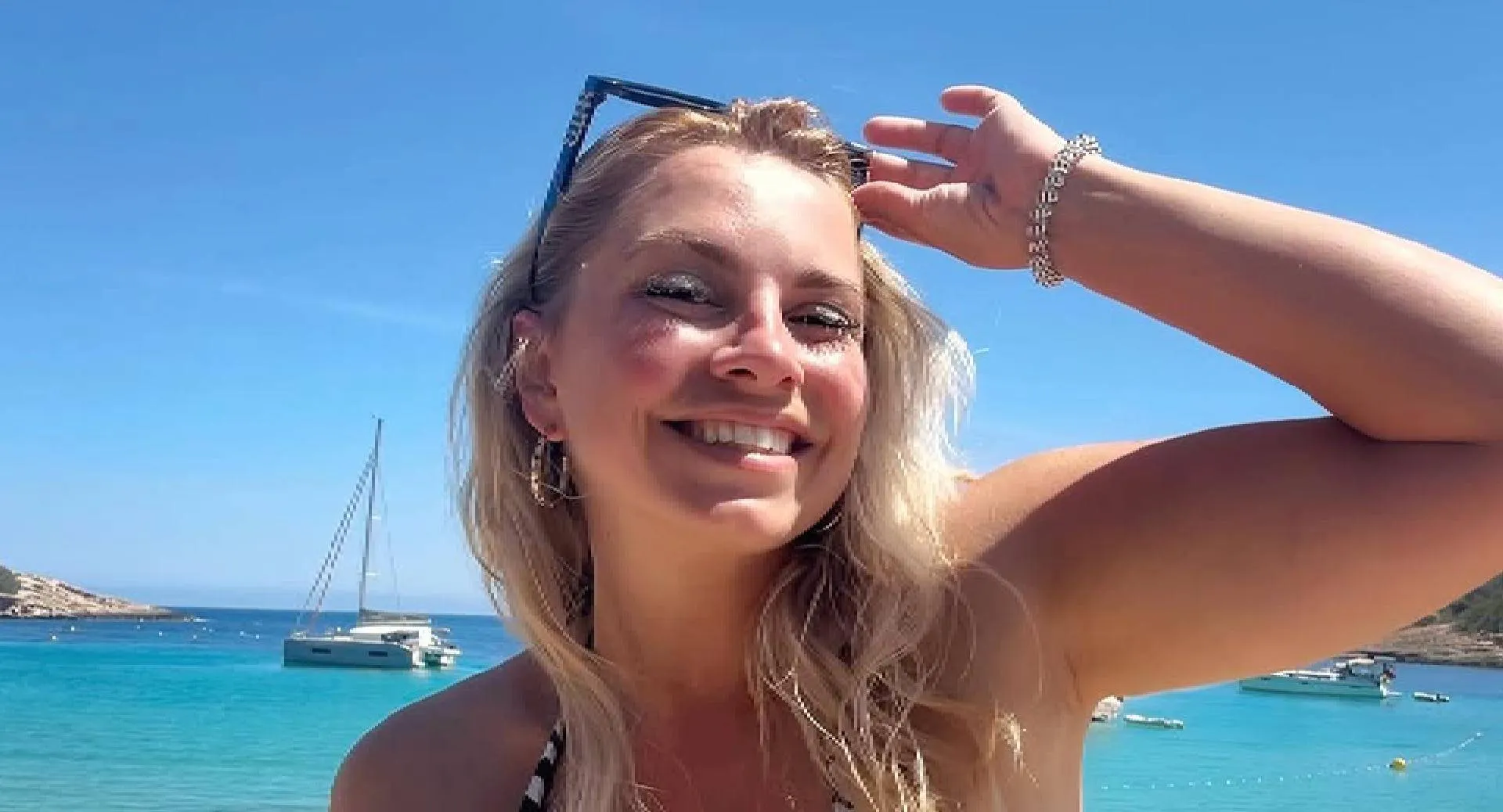 Sensi Lowe toont haar gigantische 'vriendinnen' tijdens zonvakantie op eiland