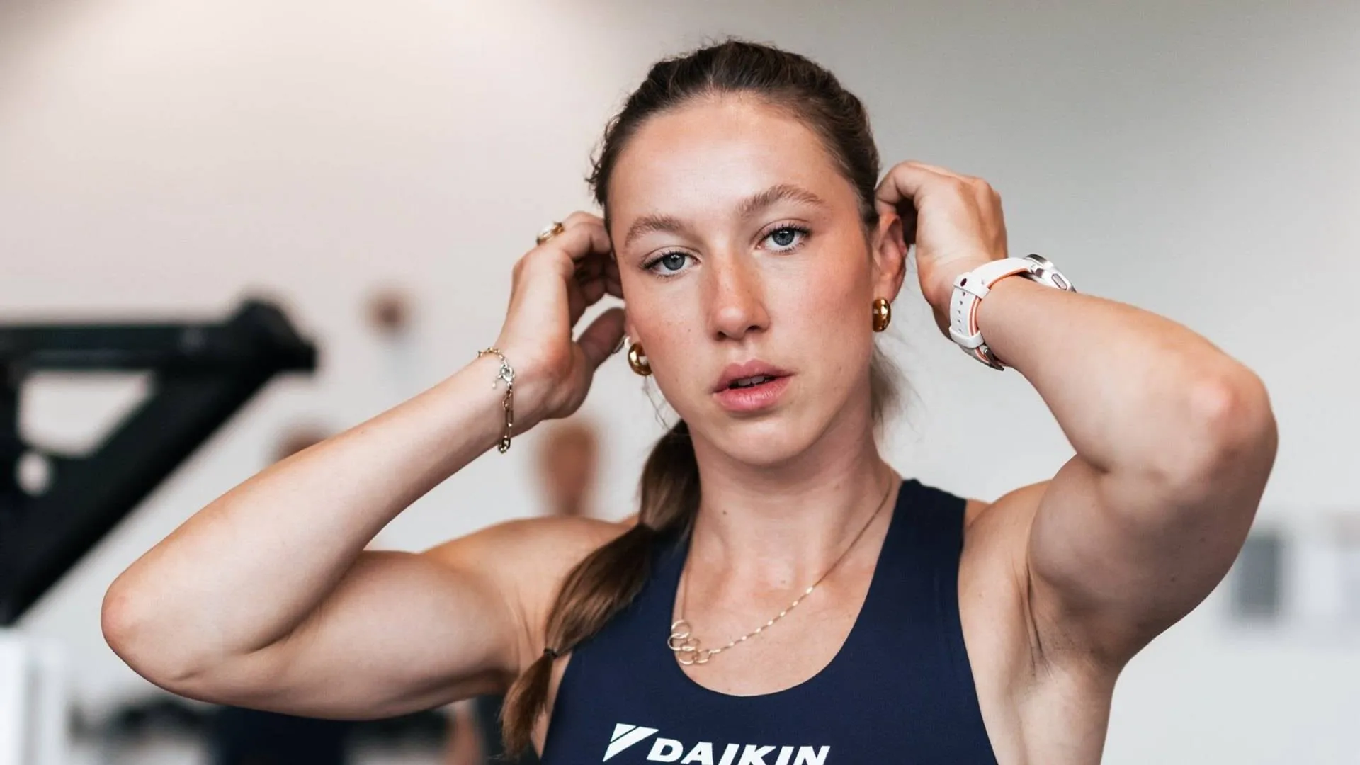 Suzanne Schulting paradeert in bikini over strand en krijgt opmerkingen over haar lijf