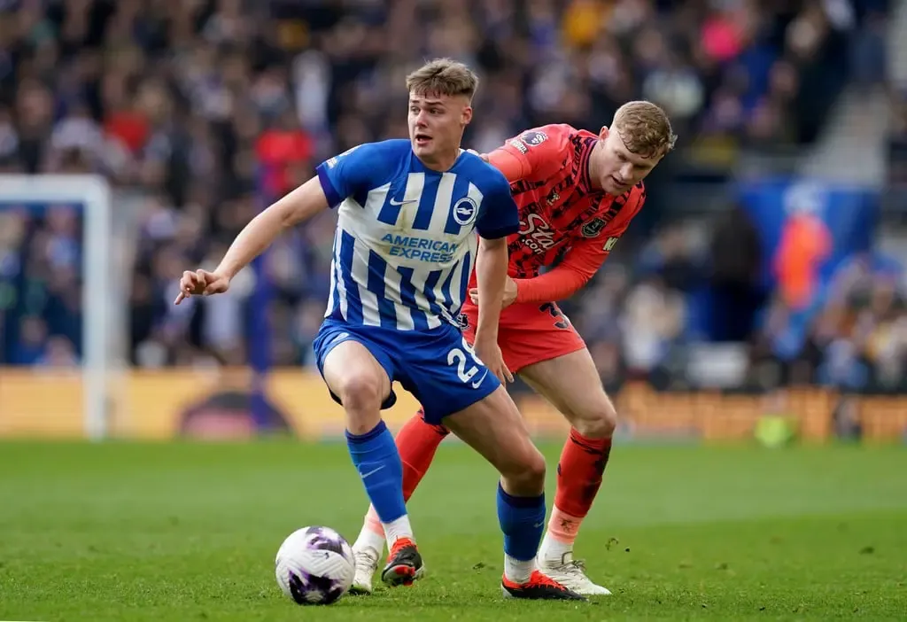 Man Utd move in on top Premier League defender as Everton 'accepts' player move