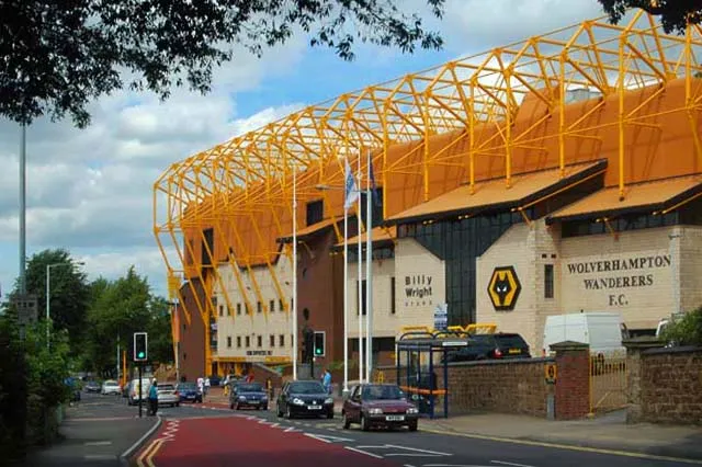 Bruno Fernandes off and another Onana clanger as Man Utd crash 2-0 away to Wolves