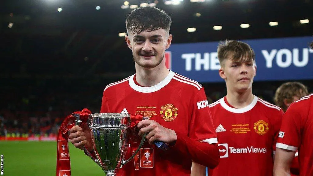 Man Utd striker now working with club legend Mark Hughes in bid to improve