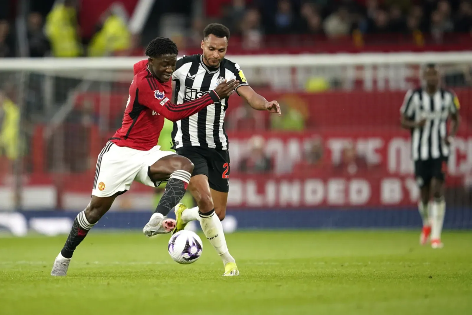 Lineker baffled over Mainoo selection by Amorim at Man United