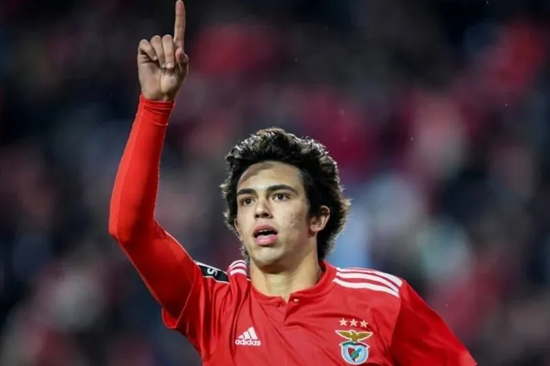 Man Utd confident of luring Portuguese striker as star flies out for medical
