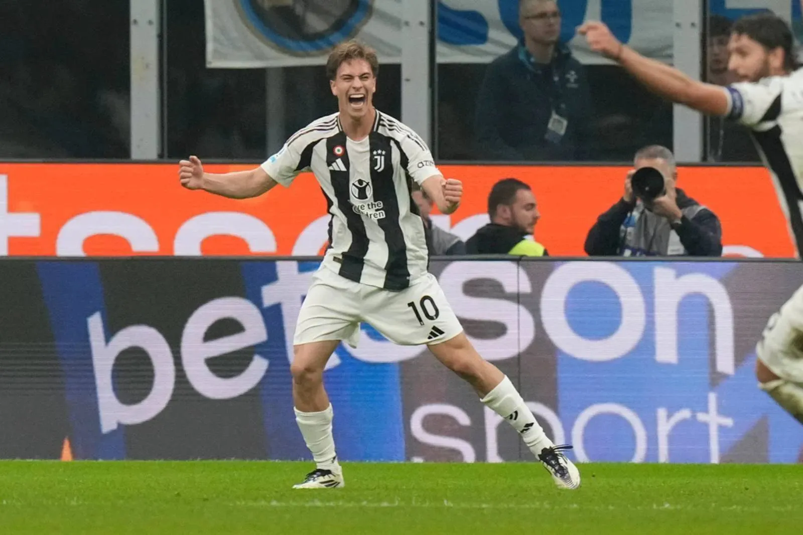Man Utd target Juventus striker who could leave for the Premier League on one condition