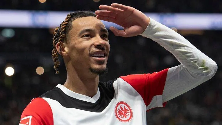 Man Utd in talks with Eintracht Frankfurt for 'intelligent striker with strong link-up skills'