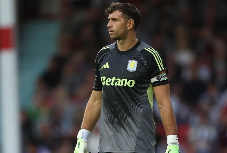 Manchester United seek to end goalkeeping crisis with late move for World Cup winner