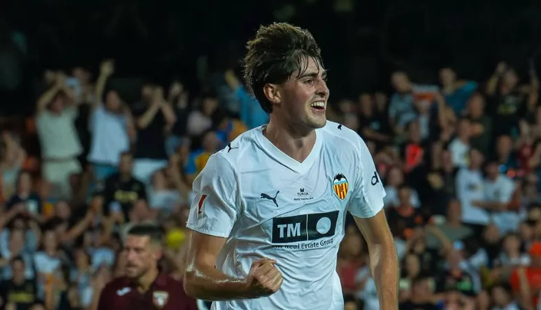 Man Utd line up move for Valencia midfielder who can play from deep