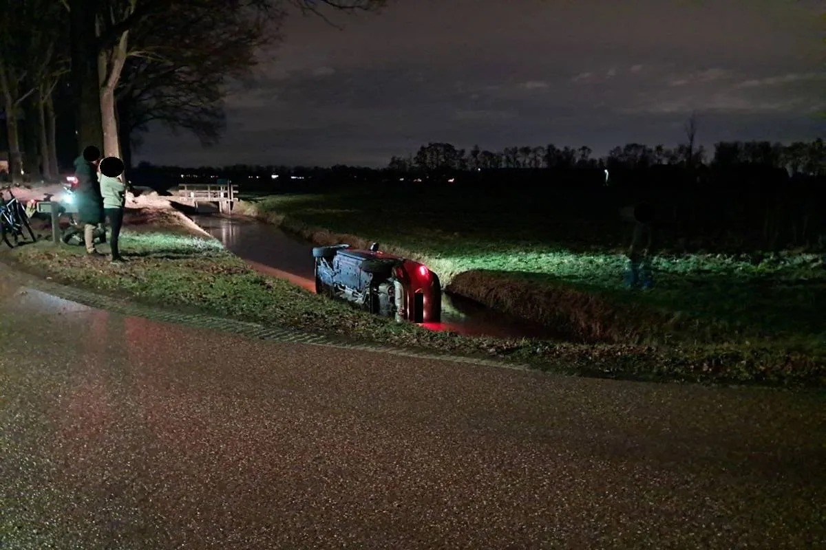 13-01-2026 Auto te water Sint-Oedenrode 01