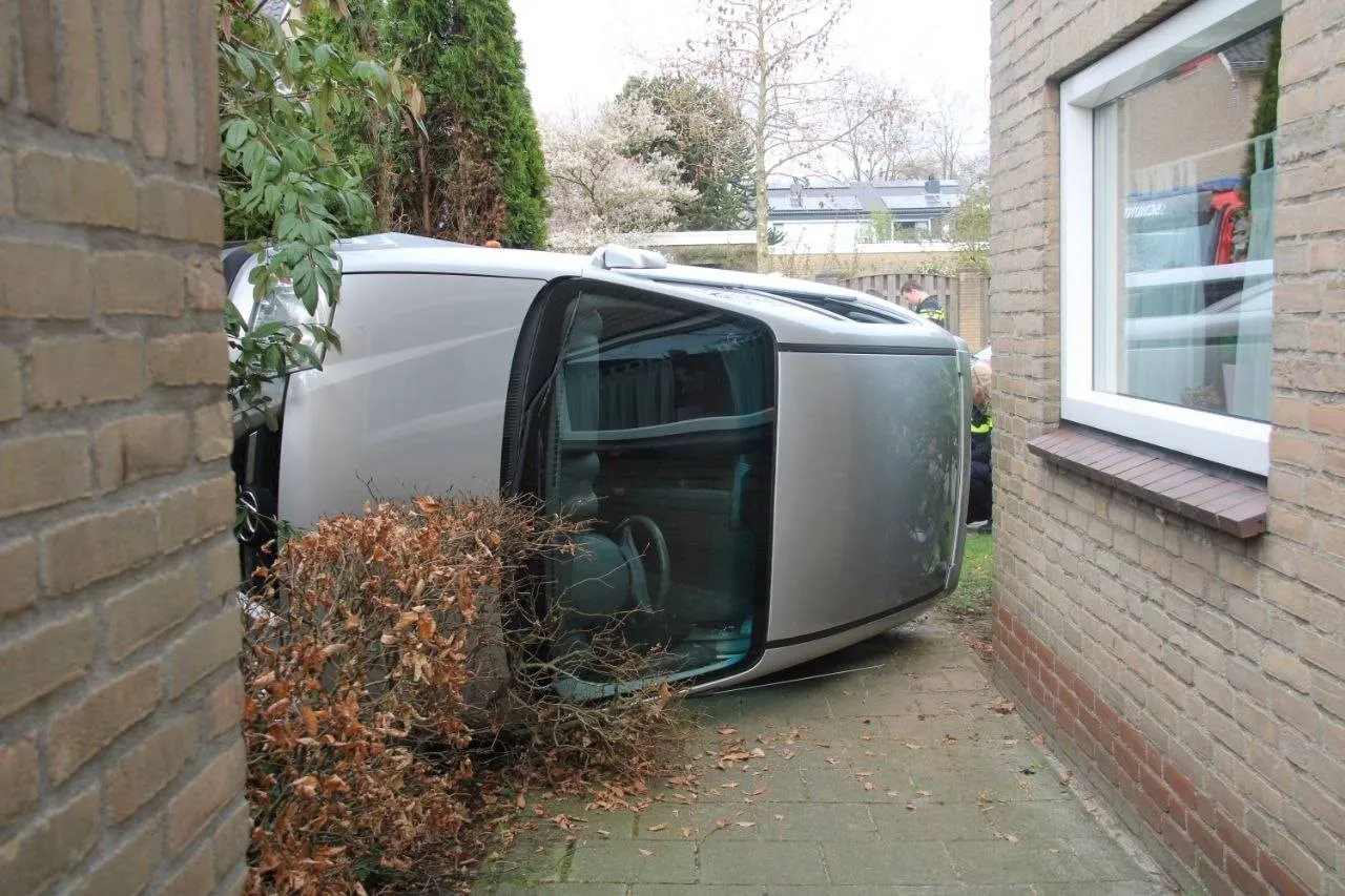 23-03-2026 Auto op kant Schijndel 01