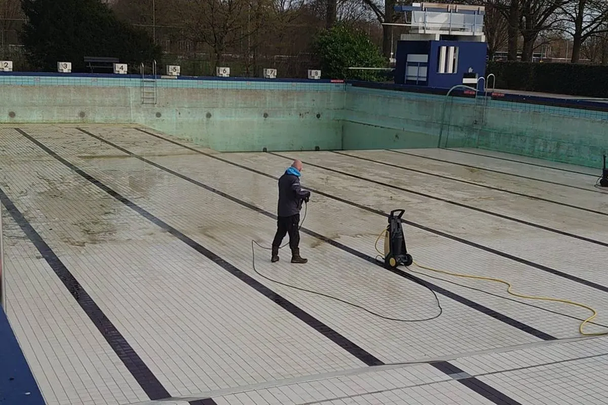 19-04-2026 Schoonmaak openlucht zwembad 01