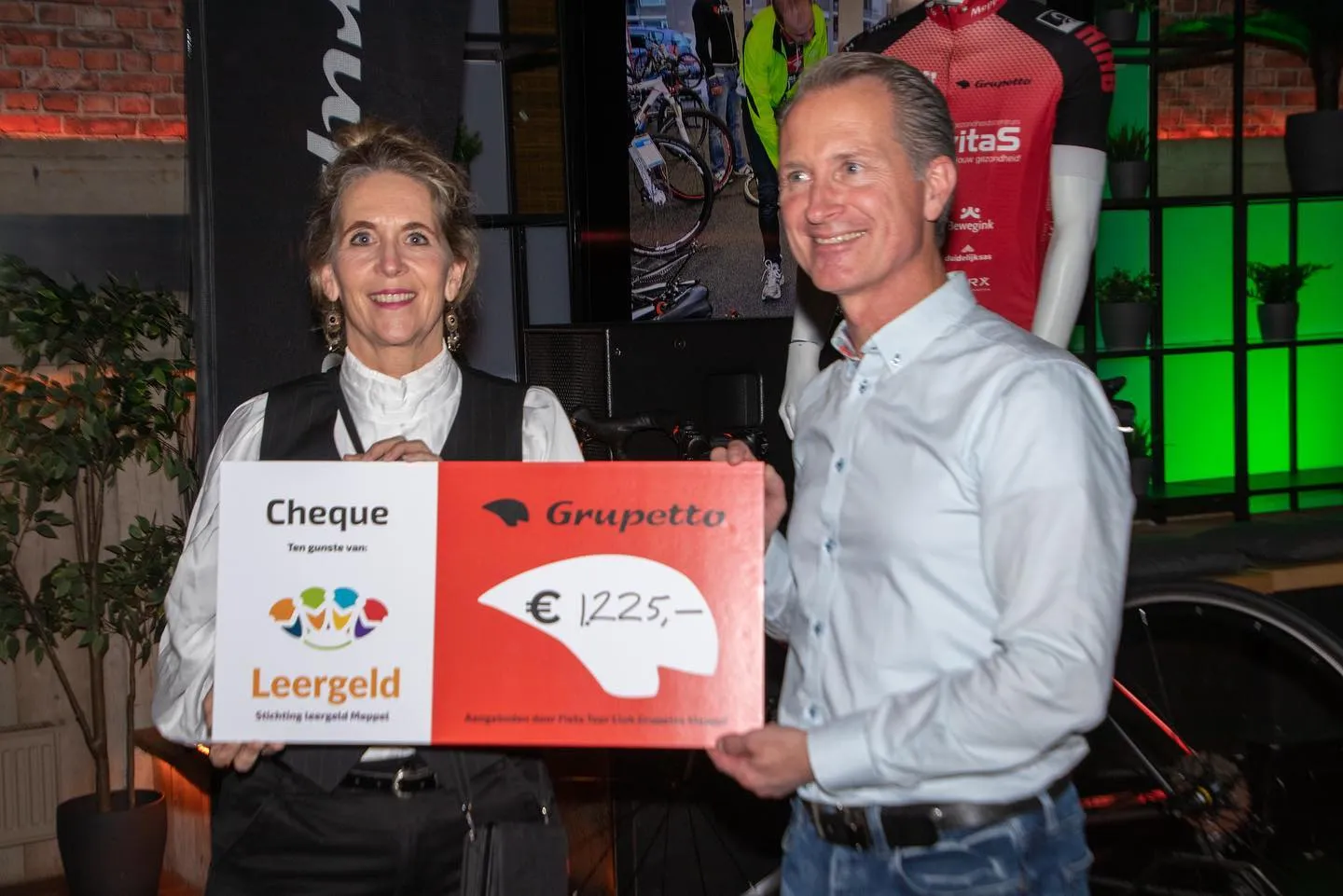 Fietsclub Grupetto haalt 1475 euro op voor stichting Leergeld