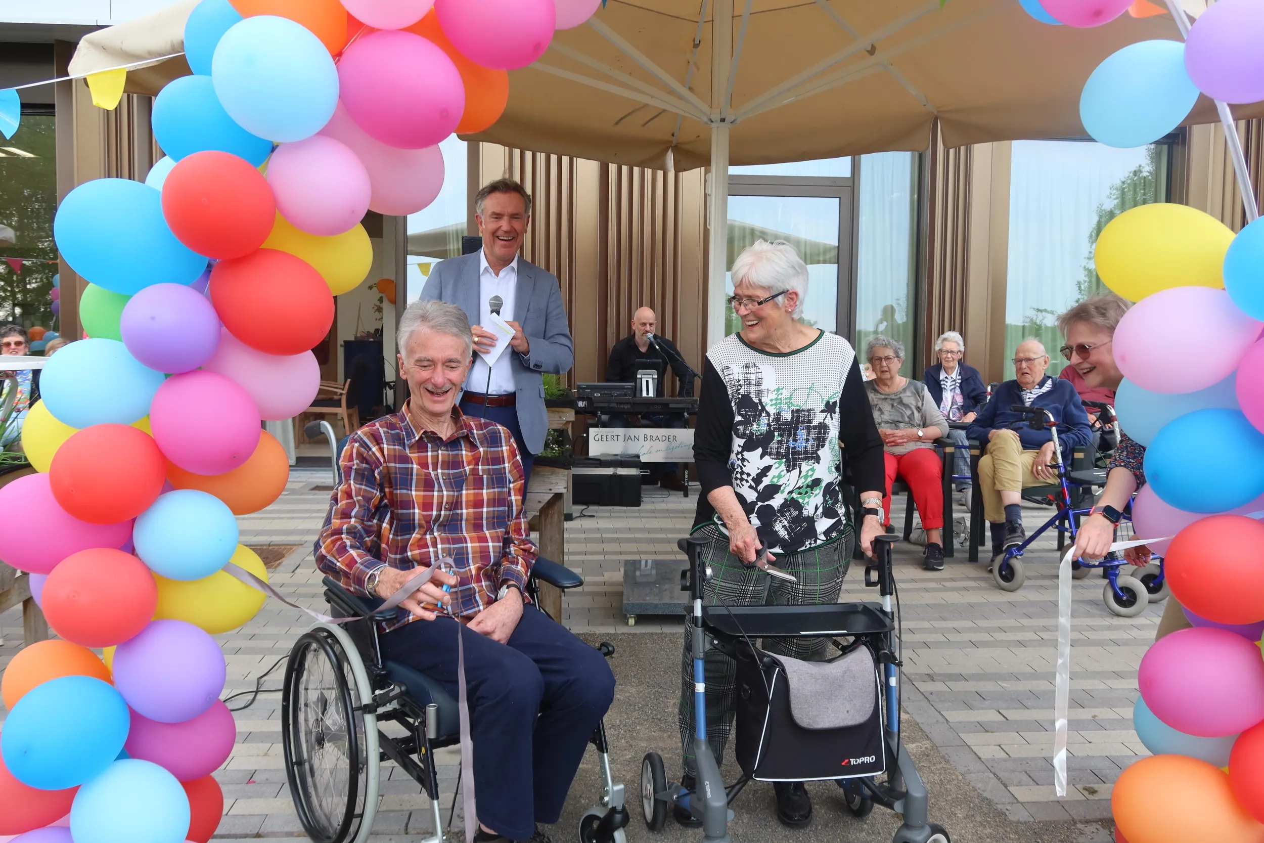 Beweeg- en beleeftuin bij Reestdal Revalidatie is klaar en officieel in gebruik genomen