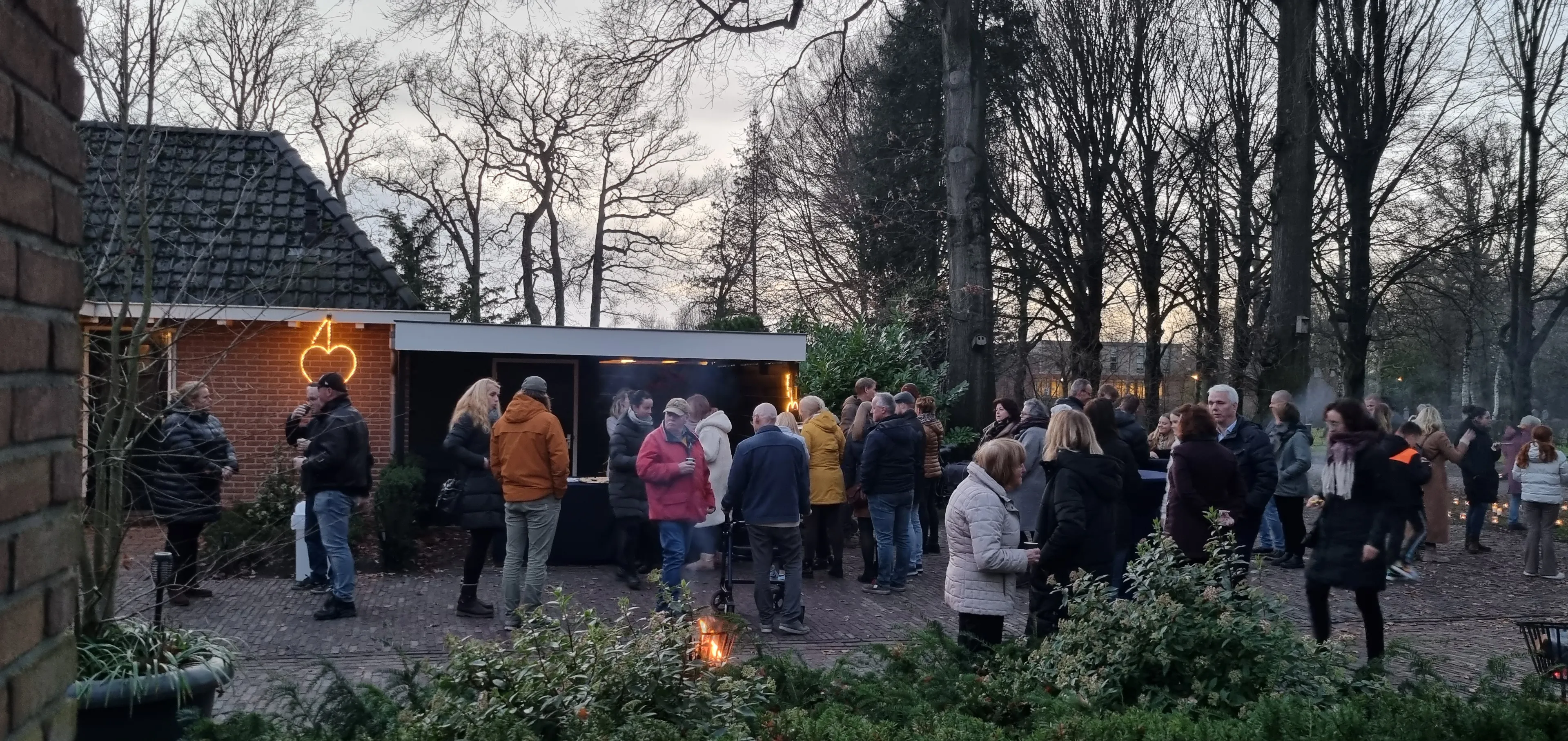herdenken in het licht bezoekers