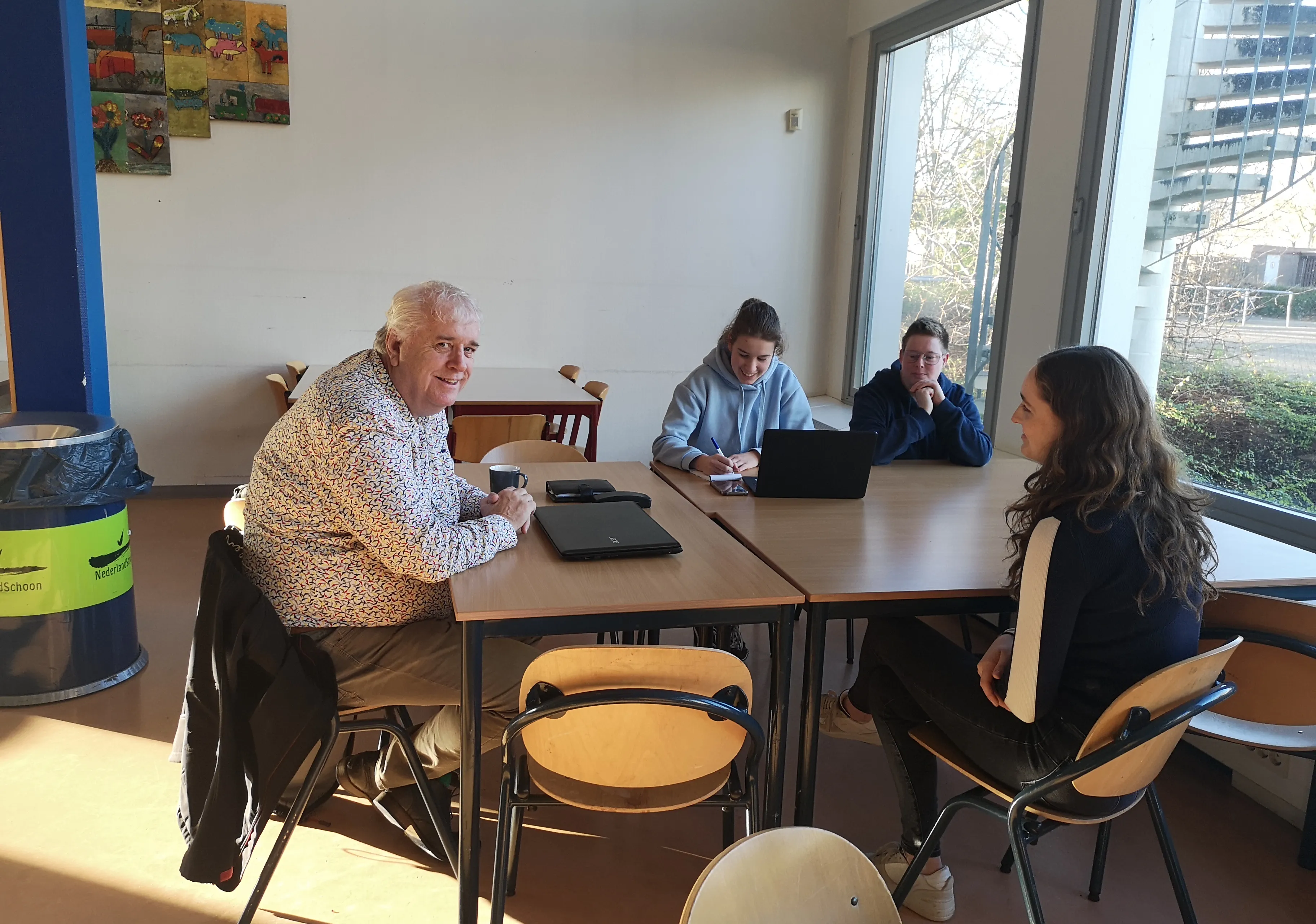 studenten met opdrachtgever in gesprek