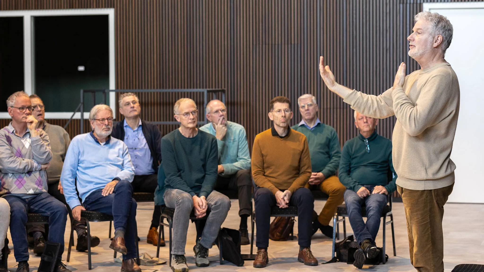 Zangcoach Harjo Pasveer inspireert Meppeler Mannenkoor