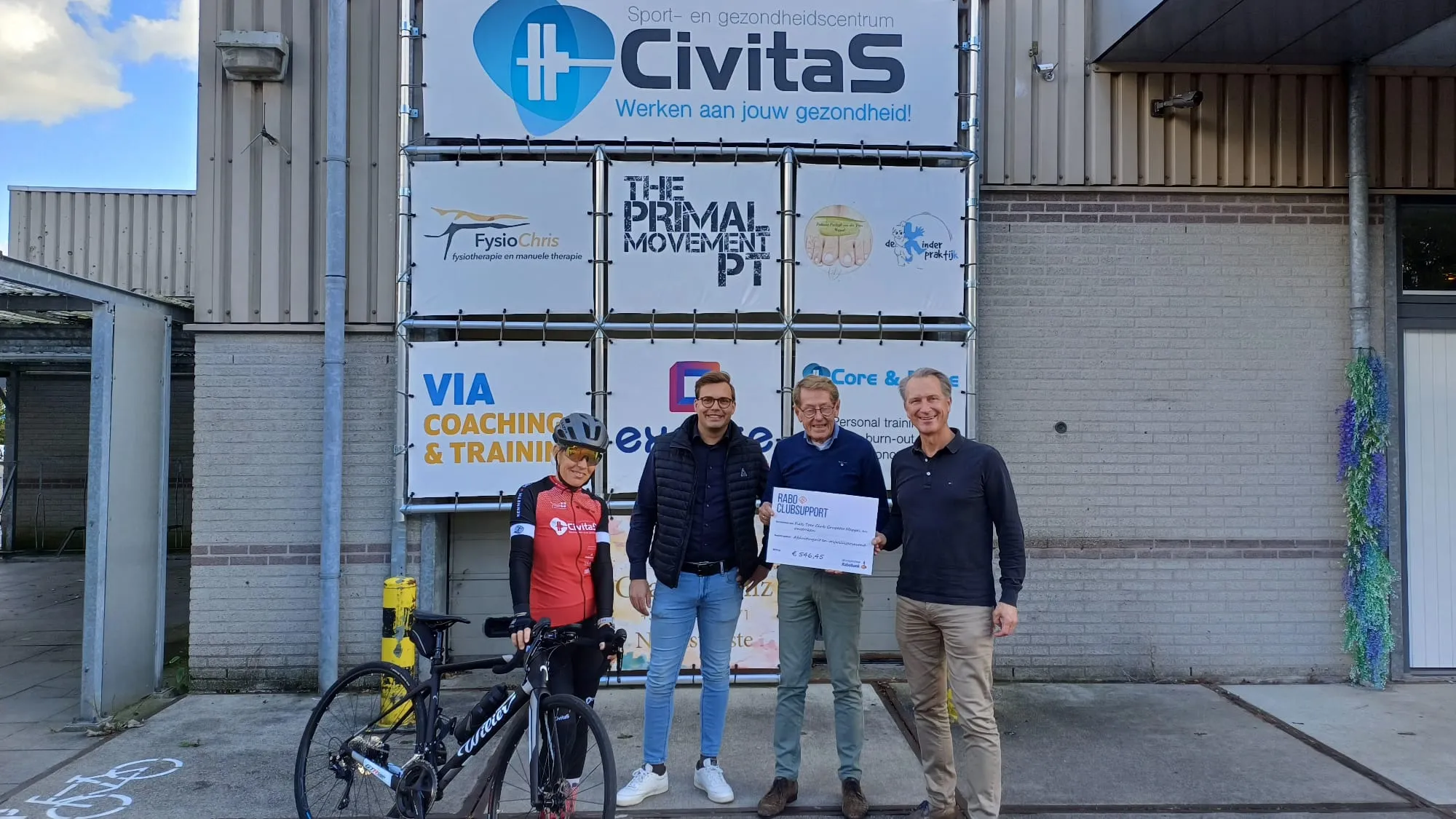 Fiets Toerclub Grupetto ontvangt cheque van Rabo Clubsupport