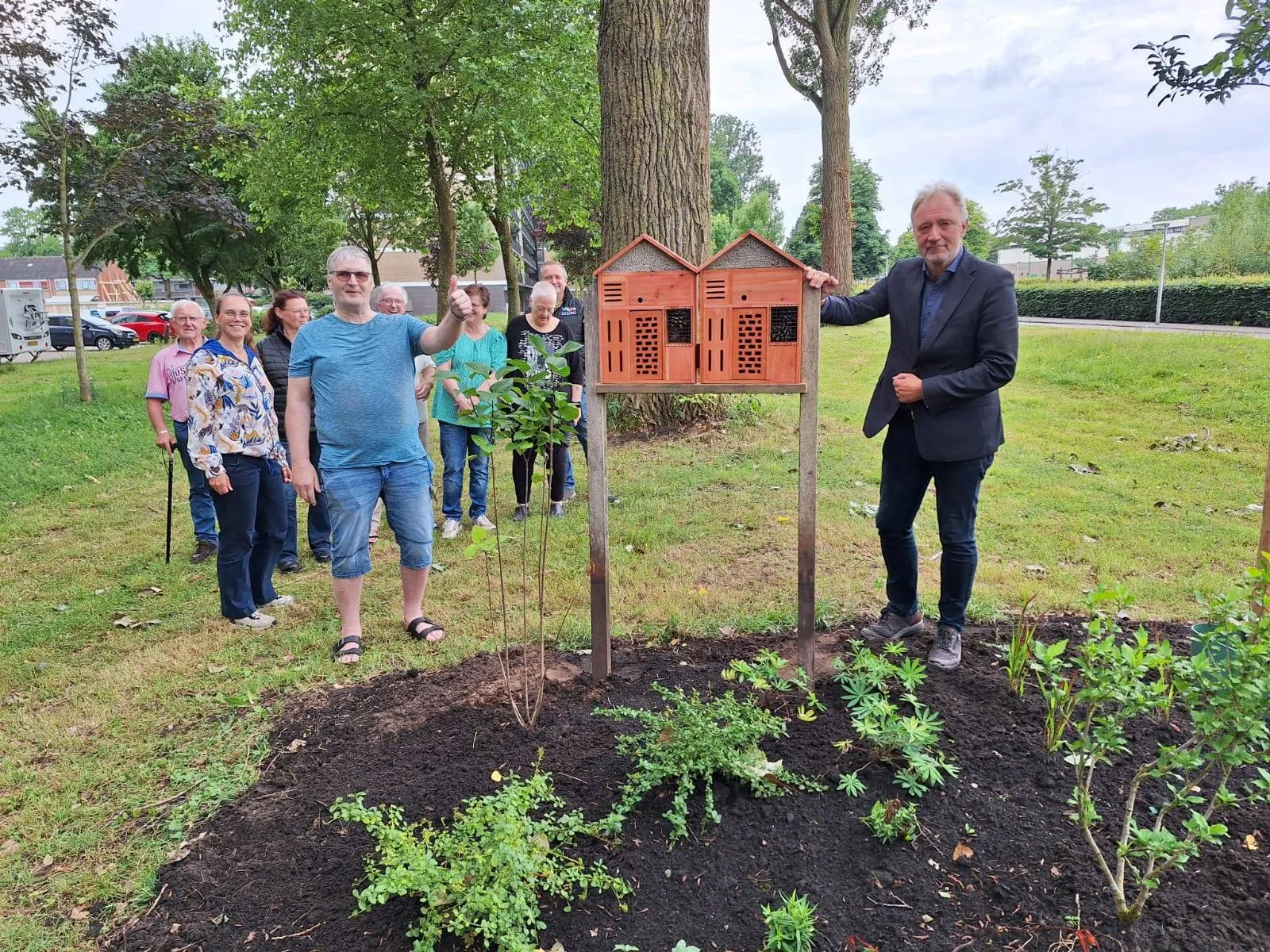meppel insectenhotel in koedijkslanden door wethouder peterson