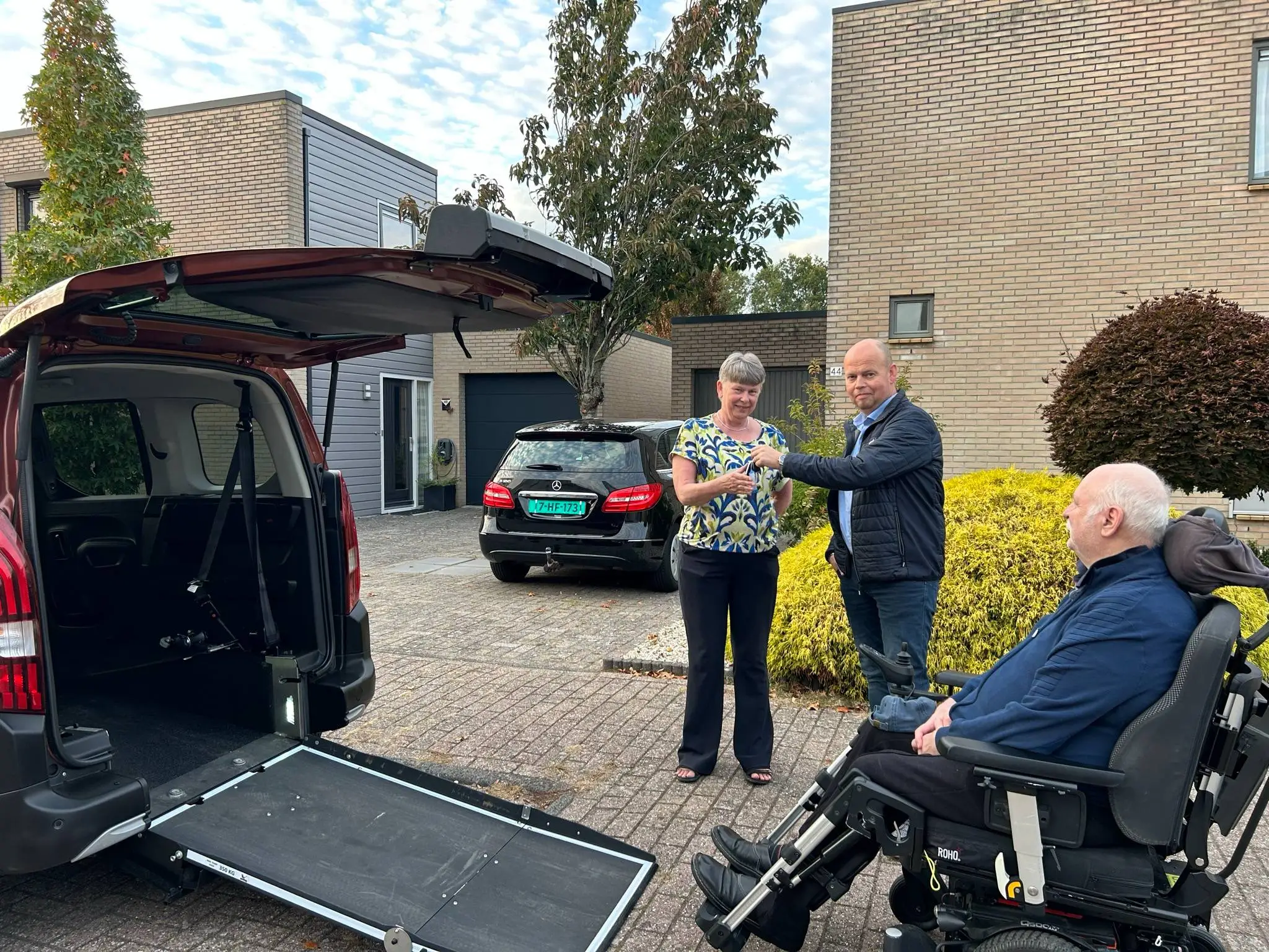 Meppel Ineke Lensen ontvangt de sleutel van de aangepaste rolstoelauto, terwijl Jan toekijkt