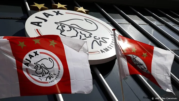 ajax maakt statement met kruisen amsterdam in kleuren regenboog