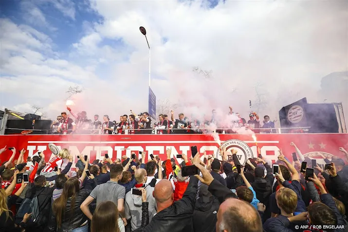 gemeente stadhuisplein eindhoven vol voor huldiging psv