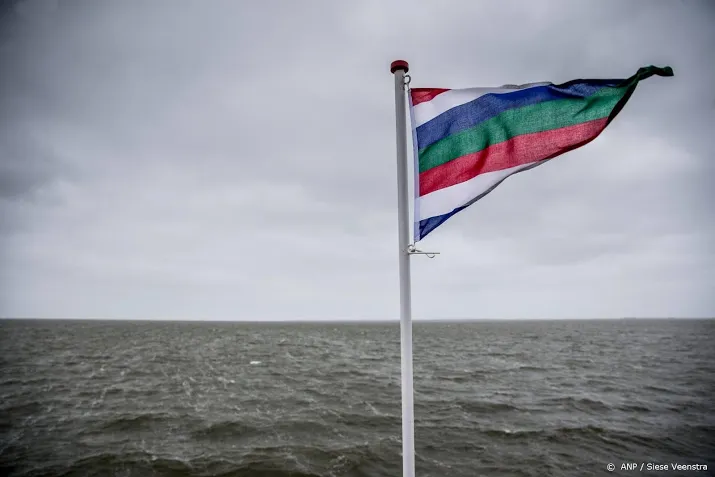 Rechter kijkt naar opsluiten haan Kallemooi