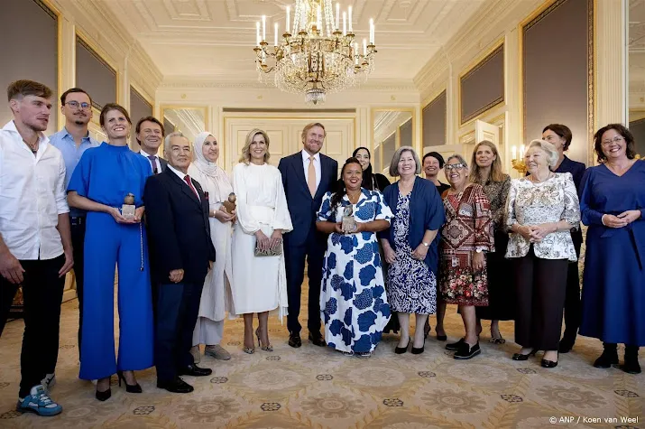 Koningin Máxima reikt Appeltjes van Oranje uit