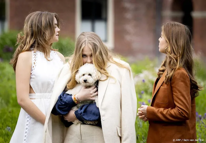 Amalia, Alexia en Ariane lezen nieuws in krant en op social media