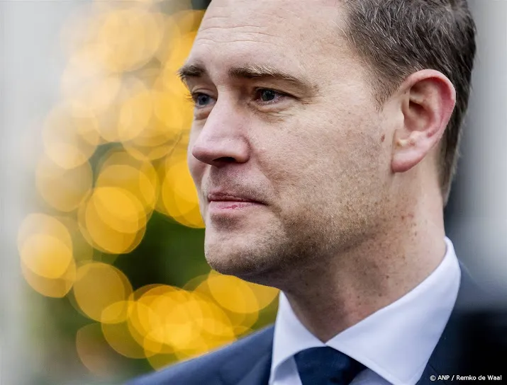 Heinen zet voorbereidingen privatisering Volksbank door